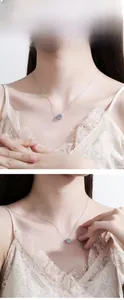 Gros plan du collier marguerite en argent 925 avec moissanite scintillante sur un modèle