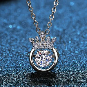 Gros plan détaillé du pendentif couronne avec moissanite ronde brillante et chaîne argent