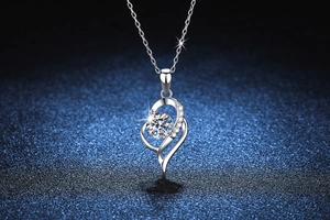 Vue rapprochée d'un collier cœur en argent S925 avec moissanite 1 carat étincelante