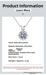 Gros plan détaillé du pendentif flocon en moissanite 1ct avec poinçon argent S925