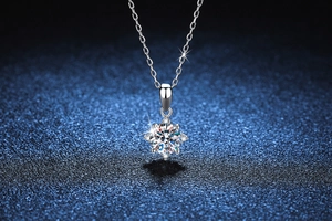 Detailed close-up of S925 silver necklace featuring a sparkling star-shaped moissanite pendant