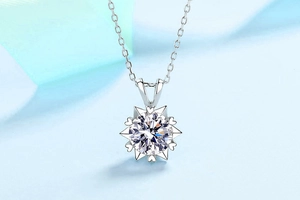 Vue macro du pendentif flocon en moissanite avec détails cœur sur chaîne en argent S925