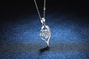 Détail macro du collier cœur en argent S925 avec moissanite centrale étincelante