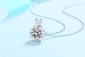 Macro d'un pendentif flocon en argent 925 avec moissanite et détails sophistiqués