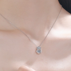 Collier couronne en argent massif S925 avec pendentif moissanite dansant pour femmes