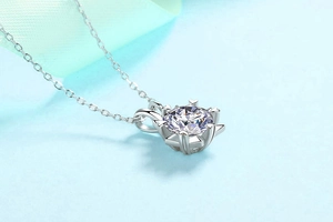 Vue macro du collier en argent sterling avec sertissage couronne et détails de cœur
