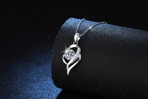 Détail du collier en argent S925 avec pendentif cœur en moissanite brillante et élégante
