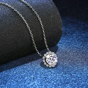 Collier en argent sterling 925 avec pendentif halo en moissanite étincelant de 1 carat