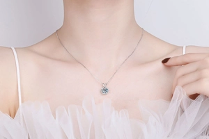 Vue détaillée d'un collier pendentif flocon de neige en moissanite porté sur la clavicule