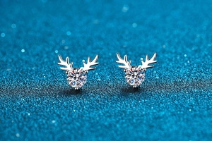Dettaglio orecchini a perno in argento S925 a forma di corna di renna con moissanite