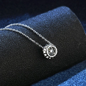Collier en argent sterling 925 marguerite avec un pendentif moissanite de 1 carat
