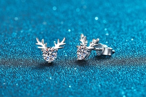 Dettaglio dei orecchini a corna di renna in argento S925 con pietre di moissanite