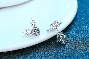 Dettaglio di orecchini a lobo a forma di corna di renna in argento S925 con moissanite