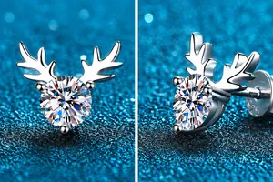 Dettaglio macro di orecchini a forma di renna in argento S925 con pietre di moissanite lucide