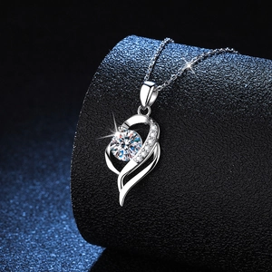 Collier en argent S925 avec pendentif en forme de cœur et moissanite sur fond bleu