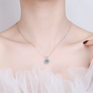 Élégant collier flocon de neige en argent S925 et moissanite sur le cou d'une femme