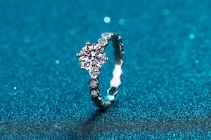 Détail d'une bague moissanite 1ct avec anneau hexagonal nid d'abeille sur fond bleu