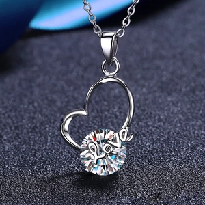 Nahaufnahme des S925 Silber Herzanhängers mit LOVE-Design und glänzendem Moissanit