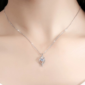 Élégant collier cœur en argent S925 avec moissanite ronde porté au cou