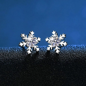 Sparkling S925 sterling silver snowflake stud earrings with brilliant moissanite stone