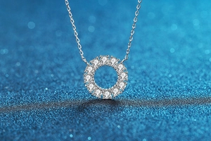 Vue macro d'un pendentif en argent s925 serti de pierres de moissanite rondes