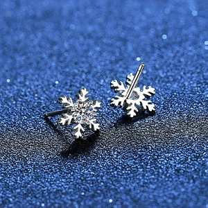 Elegant s925 silver snowflake moissanite stud earrings with sparkling center stone