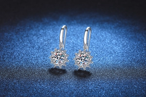Dettaglio di orecchini a girasole in argento s925 con moissanite da un carato lucido