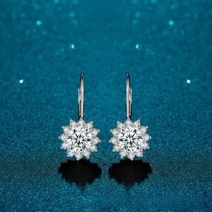 Gros plan des boucles d'oreilles tournesol en argent S925 avec pierres de moissanite