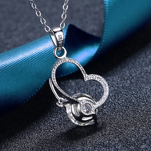 Makroaufnahme des S925 Sterling Silber Herzanhängers mit funkelndem Moissanit