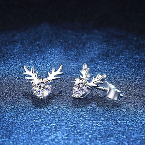 Orecchini a perno renna in argento S925 con moissanite su sfondo blu scintillante