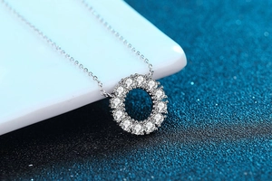 Vue macro d'un collier avec pendentif halo rond serti de moissanites en argent 925