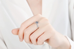 Vue détaillée d'une bague en argent avec moissanite 1 carat et design vague alvéolée