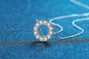 Macro de pendentif rond en argent S925 avec moissanite étincelante sur un fond bleu nuit