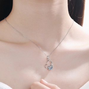 S925 Sterling Silber Herz Halskette mit 2ct Moissanit am Hals des Models