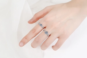 Détail de deux bagues moissanite en argent sterling S925 avec sertissage en nid d'abeille