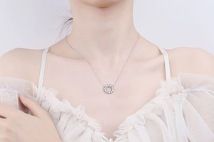 Détail du pendentif rond avec moissanite de 0,3ct sur une fine chaîne en argent S925