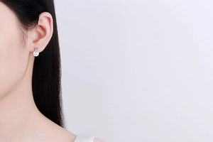 Close-up of S925 silver stud earring featuring a natural pearl and a round zircon stone