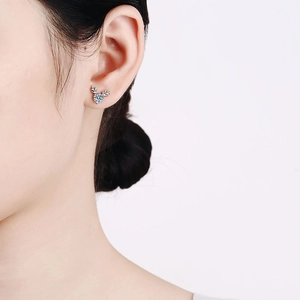 Orecchini a perno a forma di renna in argento S925 con moissanite a taglio rotondo