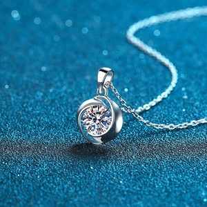Macro shot of 925 silver four-leaf clover pendant with a sparkling 1-carat moissanite stone