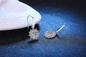 Dettaglio di orecchini a girasole in argento s925 con moissanite da un carato brillante