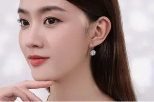 Vue détaillée des boucles d'oreilles tournesol en argent s925 avec pierres moissanites