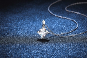 Vue détaillée d'un pendentif en moissanite taille princesse avec effet scintillant sur argent