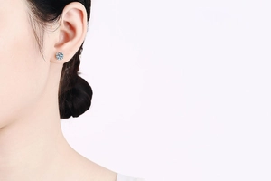 Detailed view of s925 sterling silver stud earring featuring 4-prong moissanite stone