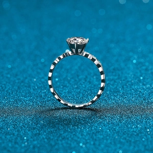 Bague classique en argent moissanite 1 carat avec anneau à texture alvéolée ciselée