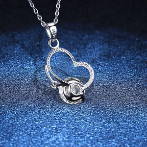 S925 Sterlingsilber Herzanhänger Halskette mit einem 2-Karat-Moissanit-Mittelstein