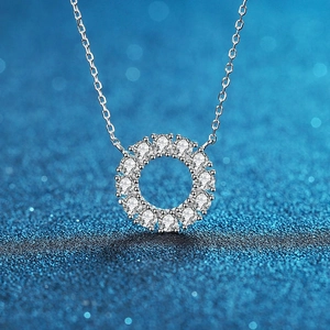 Collier élégant en argent s925 avec pendentif circulaire en Moissanite brillante
