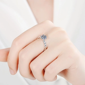 Bague en argent massif S925 avec moissanite à six griffes et anneau pavé sur modèle