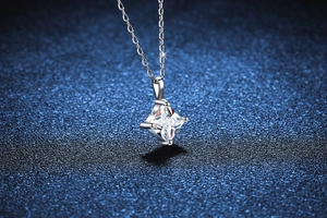 Vue macro du pendentif en moissanite taille princesse avec serti à quatre griffes sur argent