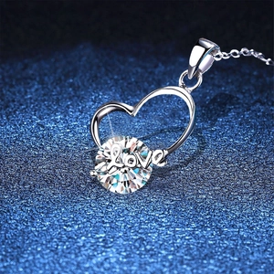 S925 Sterling Silber Herzanhänger Halskette mit rundem Moissanit und Love-Inschrift
