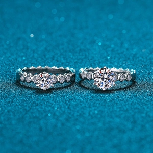 Bague en moissanite un carat avec anneau nid d'abeille en argent S925 et serti six griffes
